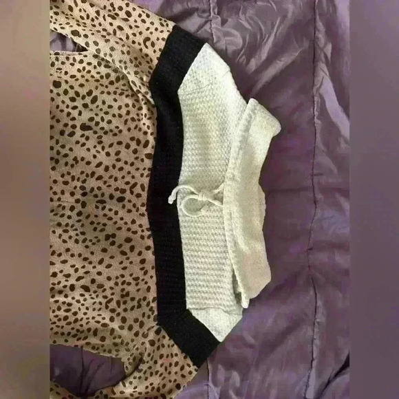 Beautiful leopard print sweater by Kismet size XS - Picture 2 of 7